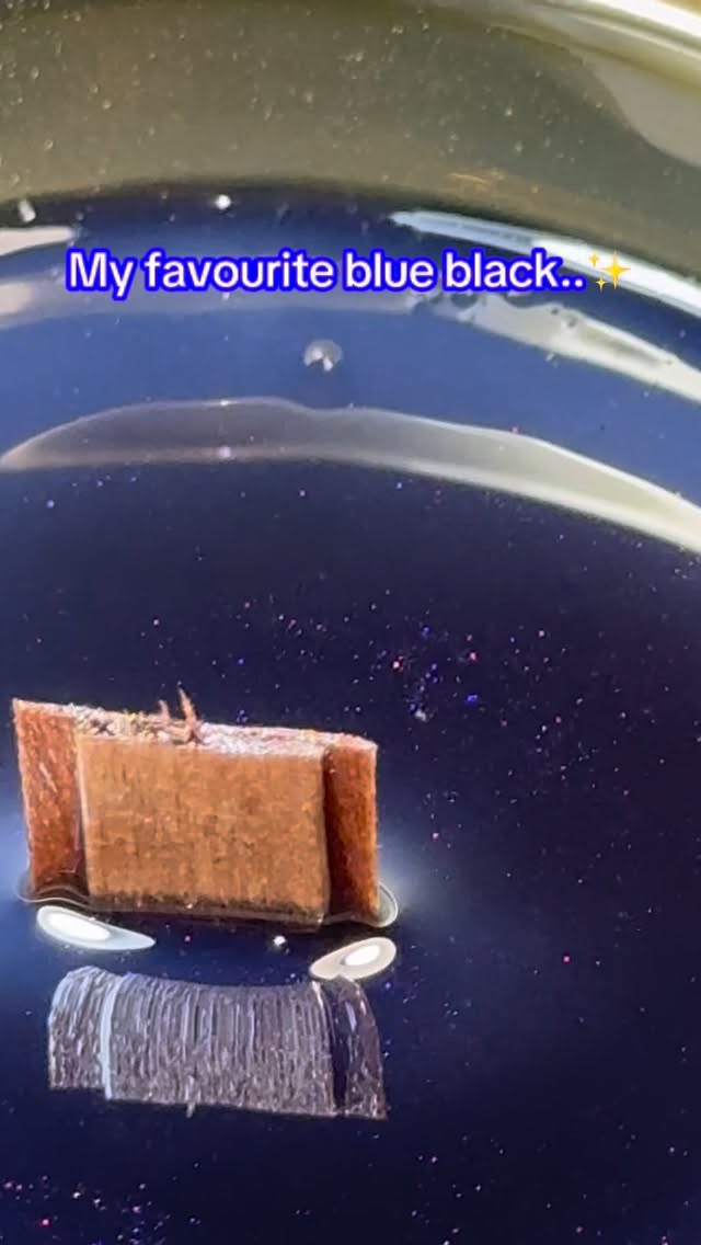 Υπάρχει τίποτα πιο σικάτο από ένα μαύρο κερί με ξύλινο φυτίλι;
Η απόλυτη έκφραση minimal πολυτέλειας, έντασης και μυστηρίου σε ένα αντικείμενο που δεν περνά απαρατήρητο.

Το βαθύ μαύρο χρώμα του αποπνέει δύναμη, κομψότητα και σύγχρονη αισθητική. Είναι το κερί που δένει τέλεια σε minimal χώρους, σε industrial διακόσμηση, σε chic σαλόνια και σε σκοτεινές, ατμοσφαιρικές γωνιές που θέλουν χαρακτήρα. Δεν φωνάζει — επιβάλλεται σιωπηλά.

Το ξύλινο φυτίλι κάνει τη διαφορά. Με το άναμμα, ακούγεται εκείνος ο απαλός, χαλαρωτικός ήχος που θυμίζει τζάκι. Μια διακριτική, ζεστή “σκασίματα” που δημιουργούν αίσθηση θαλπωρής και ιδιωτικής στιγμής. Η φλόγα του είναι σταθερή, πιο πλατιά, πιο θεατρική. Είναι εμπειρία.

Το μαύρο κερί δεν είναι απλώς διακοσμητικό. Είναι διάθεση. Είναι βραδινό κρασί, χαμηλός φωτισμός, απαλή μουσική. Είναι self-care ritual. Είναι luxury χωρίς υπερβολές.

Κάθε κομμάτι είναι χειροποίητο, με φυτικό κερί υψηλής ποιότητας και προσεκτικά τοποθετημένο ξύλινο φυτίλι για καθαρή και ομοιόμορφη καύση. Η αισθητική του το κάνει ιδανικό και για δώρο – ειδικά σε όσους αγαπούν το statement design.

Σκοτεινό. Ατμοσφαιρικό. Ακαταμάχητα κομψό.
Γιατί μερικές φορές, το πιο δυνατό φως γεννιέται μέσα από το μαύρο. 🖤🔥

#BlackCandle
#WoodenWick
#LuxuryHomeDecor
#MoodyAesthetic
#MinimalElegance 🖤🔥