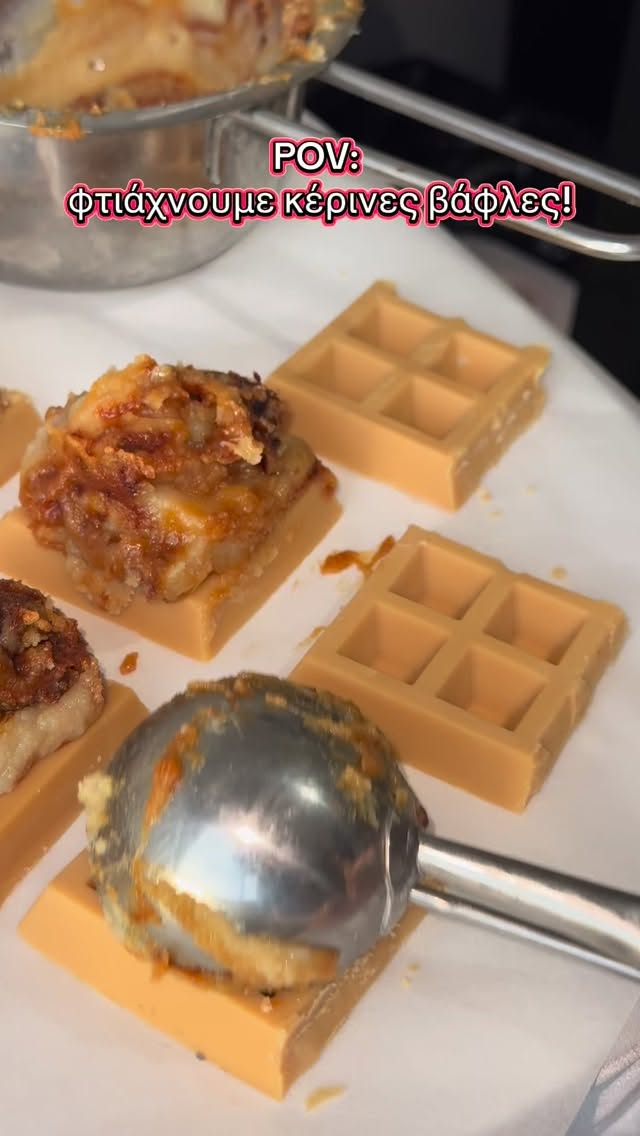 Μπείτε σε έναν κόσμο όπου η φαντασία γίνεται πραγματικότητα. Σε αυτό το βίντεο σας δείχνουμε όλη τη διαδικασία δημιουργίας των χειροποίητων κέρινων βάφλων από την αρχή μέχρι το τέλος, μαζί με το μοναδικό μας κέρινο παγωτό που μοιάζει τόσο αληθινό, αλλά ποτέ δεν λιώνει στα χέρια σου. Κάθε στρώση, κάθε στροφή, κάθε λεπτομέρεια είναι φτιαγμένη με αγάπη, μετατρέποντας το απλό κερί σε ένα μικρό έργο τέχνης που ξυπνά τη φαντασία.

Από το ρίξιμο του λείου κεριού στις φόρμες για βάφλες, μέχρι τη λεπτομερή διαμόρφωση των μπαλών του κέρινου παγωτού, η διαδικασία μας γιορτάζει την ομορφιά της δημιουργίας και τη χαρά της χειροτεχνίας. Κάθε κερί είναι μοναδικό, ένα μικρό σύμπαν όπου η φαντασία συναντά την πραγματικότητα. Το απαλό φως του φυτιλιού δίνει ζωή στις υφές, κάνοντας τις βάφλες σχεδόν… φαγώσιμες!

Αυτό δεν είναι απλώς ένα κερί, είναι μια εμπειρία φαντασίας, λεπτομέρειας και δημιουργικότητας. Κάθε στρώση σοκολάτας, κάθε πασπαλίσματα, κάθε χρώμα καλεί σε θαυμασμό και παιχνίδι της φαντασίας. Μετατρέψτε κάθε στιγμή σε ένα γλυκό ταξίδι και αφήστε το χώρο σας να λάμψει με τη μαγεία της δημιουργίας.

#DessertCandles #HandcraftedMagic #WaffleCandle #WaxArtistry #SweetEscape