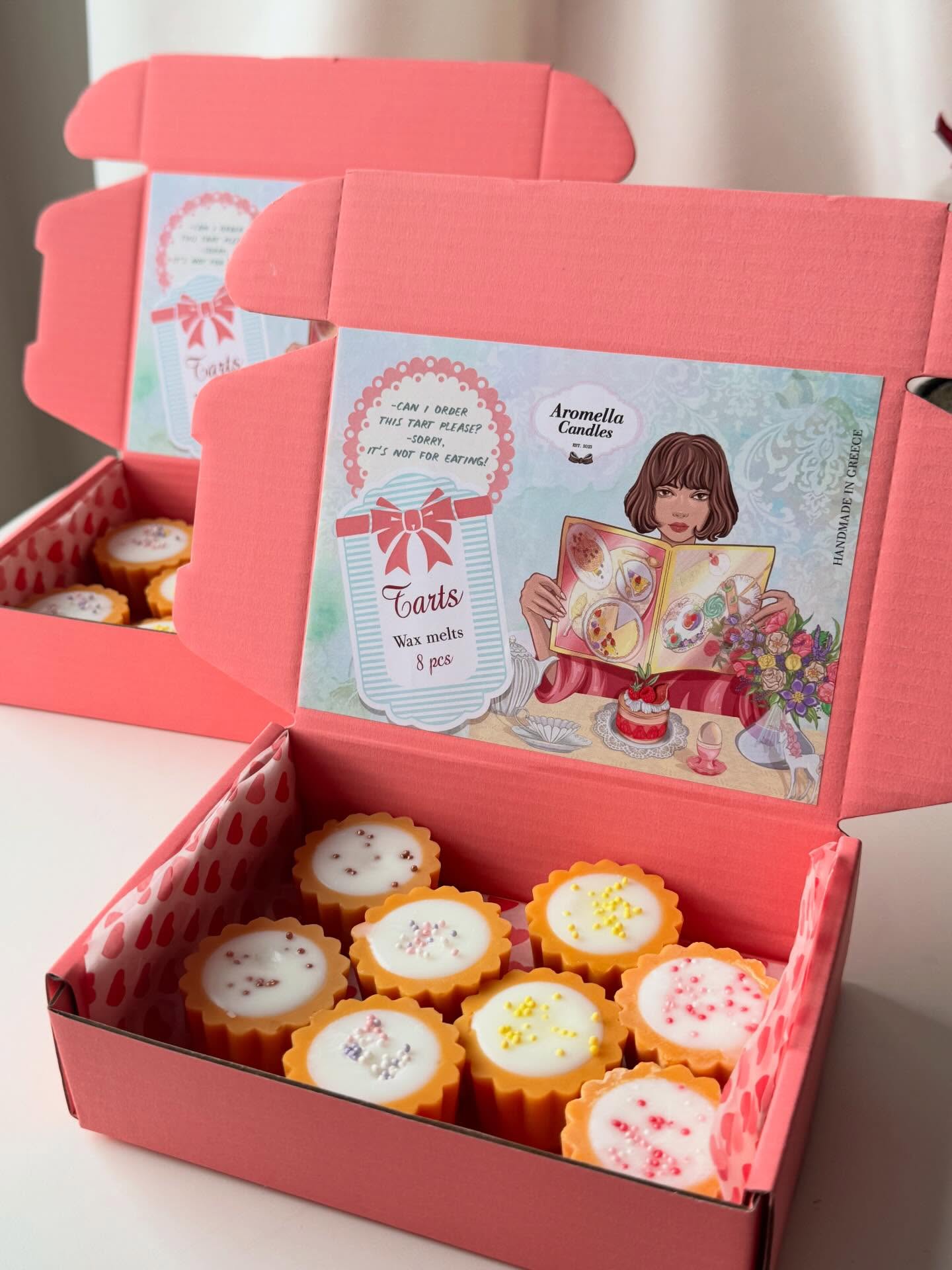 Το Tarts Waxmelts Box είναι μια γλυκιά εμπειρία αρωματοθεραπείας εμπνευσμένη από φρεσκοψημένα ταρτάκια και cozy στιγμές στο σπίτι. Το κουτί περιλαμβάνει 8 χειροποίητα wax melts σε σχήμα mini tarts, φτιαγμένα για να λιώνουν αργά και να γεμίζουν τον χώρο με απολαυστικά, dessert-inspired αρώματα.

Στο εσωτερικό του θα βρεις 4 διαφορετικά αρώματα, με 2 τεμάχια από το καθένα, ώστε να τα απολαμβάνεις ξεχωριστά ή να τα συνδυάζεις μεταξύ τους.
🍓 Strawberry Tart με ζουμερές νότες φράουλας και βουτυρένια βάση.
🍋 Lemon Tart με δροσερό, λεμονάτο άρωμα ισορροπημένο με απαλή γλυκύτητα.
🍫 Chocolate Tart πλούσιο και ζεστό, με νότες κακάο και σοκολατένιας απόλαυσης.
🫐 Blueberry Tart φρουτώδες και cozy, με άρωμα ώριμων μύρτιλων και ζύμης.

Κατασκευασμένα από φυτικό κερί υψηλής ποιότητας, τα wax melts είναι vegan και cruelty-free, ιδανικά για όσους αγαπούν τα γλυκά αρώματα χωρίς καύση φυτιλιού. Ένα υπέροχο gift box για dessert lovers, στιγμές χαλάρωσης ή για να μετατρέψεις το σπίτι σου σε ένα μικρό αρωματικό ζαχαροπλαστείο.

#waxmelts
#homefragrance
#dessertinspired
#cozyhome
#handmade