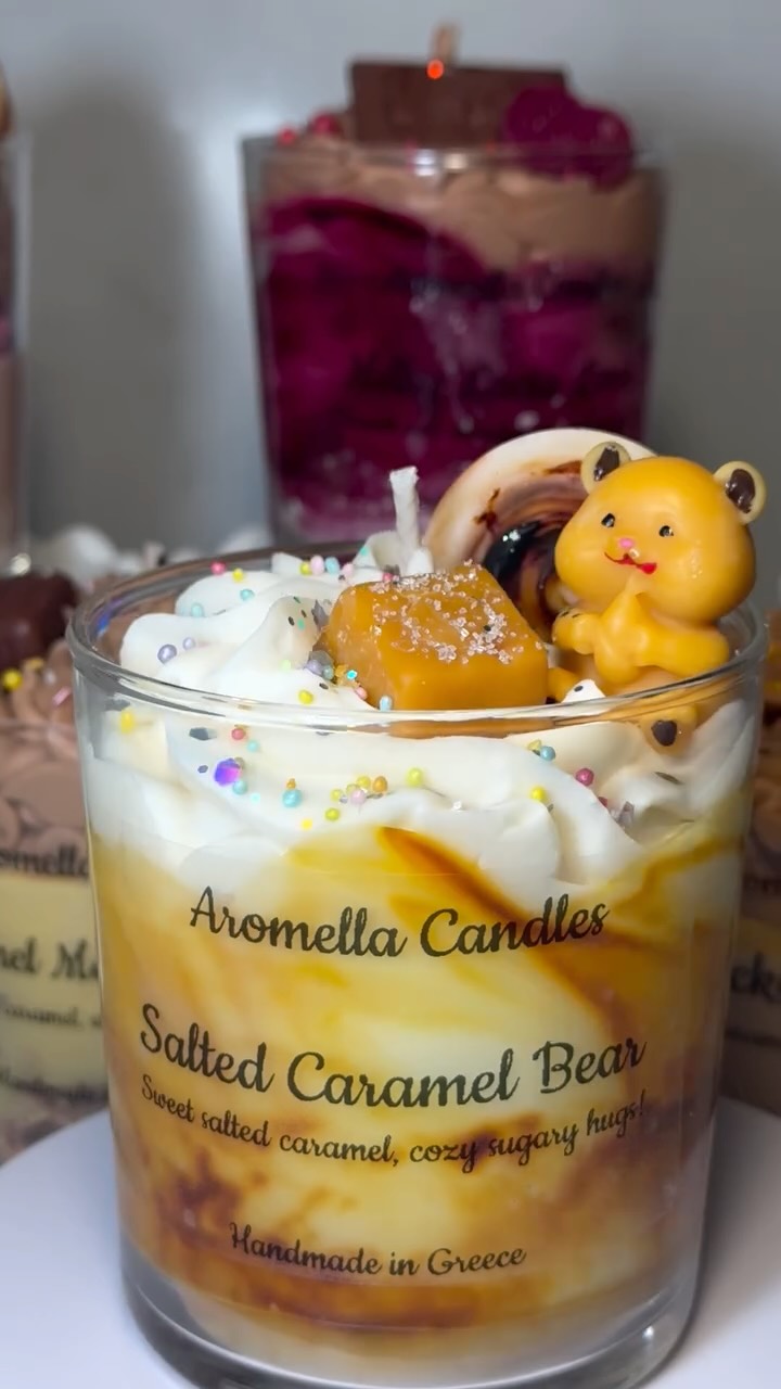 Μια μικρή γλυκιά ιστορία κλεισμένη σε ένα βαζάκι 🤍✨

Το κερί Salted Caramel με το cute αρκουδάκι στην κορυφή δεν είναι απλώς ένα άρωμα — είναι μια στιγμή τρυφερότητας που λιώνει αργά, όπως οι πιο ζεστές αναμνήσεις. Από την πρώτη στιγμή που θα το ανάψεις, ο χώρος γεμίζει με βελούδινη καραμέλα, απαλά καβουρδισμένη ζάχαρη και εκείνη τη διακριτική πινελιά αλατιού που κάνει το γλυκό… ακαταμάχητο.

Στην κορυφή του, ένα μικρό αρκουδάκι στέκεται σαν φύλακας των πιο cozy βραδιών σου. Σαν να βγήκε από παραμύθι, έτοιμο να σου ψιθυρίσει πως όλα θα πάνε καλά. Είναι εκεί για τις νύχτες που θέλεις να τυλιχτείς με κουβέρτα, για τα απογεύματα με βιβλίο και ζεστό ρόφημα, για τις στιγμές που χρειάζεσαι λίγη παραπάνω γλύκα στη ζωή σου.

Καθώς το κερί λιώνει, η καραμέλα απλώνεται απαλά στον αέρα και δημιουργεί μια ατμόσφαιρα ζεστασιάς, θαλπωρής και παιδικής αθωότητας. Είναι το άρωμα που θυμίζει γιορτές, σπιτικά γλυκά και αγκαλιές που κρατούν λίγο παραπάνω.

Ιδανικό για δώρο σε κάποιον που αγαπάς… ή για εσένα, γιατί αξίζεις μικρές, παραμυθένιες απολαύσεις στην καθημερινότητά σου.

Άναψέ το, κλείσε τα μάτια και άφησε την salted καραμέλα να σε ταξιδέψει εκεί όπου όλα είναι πιο γλυκά, πιο ήσυχα, πιο μαγικά. 🧸🍯✨

#SaltedCaramelCandle
#CozyVibesOnly
#SweetHomeMoments
#HandmadeWithLove
#CandleAddict
