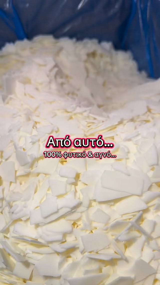 Από την πρώτη ύλη… μέχρι το παραμύθι ✨

Κάθε κερί ξεκινά σαν μια απλή, αγνή πρώτη ύλη. Φυτικό κερί που λιώνει αργά, σαν υπόσχεση που ετοιμάζεται να γίνει πραγματικότητα. Η θερμότητα το αγκαλιάζει, γίνεται ρευστό, έτοιμο να μεταμορφωθεί σε κάτι μαγικό. Και τότε αρχίζει η δημιουργία…

Με σταθερό χέρι και πολλή αγάπη, οι λεπτομέρειες ζωγραφίζονται μία-μία. Η Ariel ζωντανεύει μέσα σε αποχρώσεις του ονείρου, κουβαλώντας την τόλμη της καρδιάς που θέλει να ανακαλύψει τον κόσμο. Η Belle ανθίζει σαν τριαντάφυλλο μέσα στο φως, σύμβολο αγάπης που βλέπει πέρα από την επιφάνεια.

Κάθε πινελιά είναι ένα συναίσθημα. Κάθε χρώμα, μια ιστορία. Δεν είναι απλώς κεριά· είναι μικρές ρομαντικές στιγμές που περιμένουν να φωτίσουν έναν χώρο, μια σκέψη, μια καρδιά.

Όταν το κερί τοποθετείται στο δοχείο του, η μαγεία ολοκληρώνεται. Σαν πριγκίπισσα που βρίσκει το βασίλειό της. Σαν παραμύθι που παίρνει μορφή για να ταξιδέψει στο δικό σου σπίτι.

Αυτή η διαδικασία δεν είναι απλά δημιουργία – είναι αγάπη. Αγάπη για το φως, για τα όνειρα, για τις ιστορίες που μεγαλώσαμε μαζί τους. Είναι η στιγμή που η φαντασία συναντά την τέχνη και γεννιέται κάτι μοναδικό.

Άναψέ το και άφησε το φως του να σου θυμίσει πως κάθε καρδιά κρύβει μέσα της μια πριγκίπισσα. Και κάθε παραμύθι… ξεκινά με μια μικρή φλόγα. 🕯️💛✨

#PrincessCandle
#HandpaintedMagic
#DisneyInspired
#FairytaleVibes
#MadeWithLove ✨