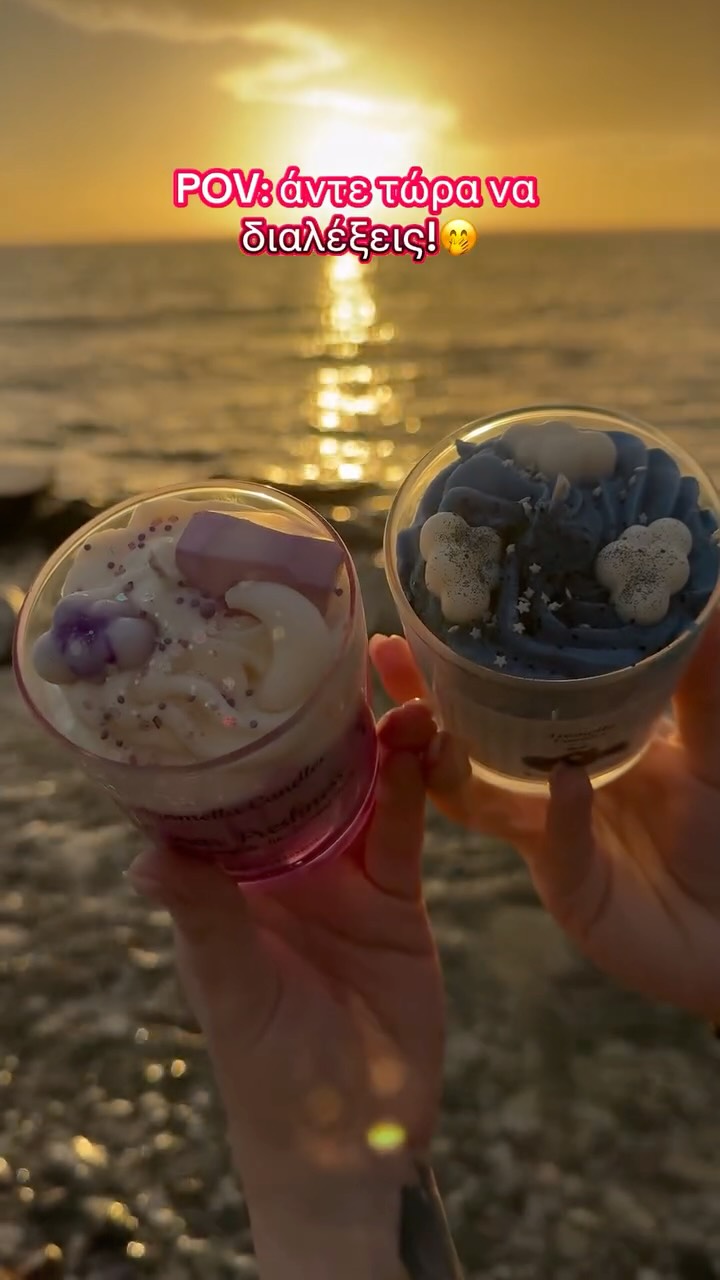 Σκέψου την ώρα που η θάλασσα αρχίζει να ηρεμεί, ο ήλιος πέφτει αργά και ο αέρας γίνεται πιο δροσερός. Εκείνη τη γλυκιά στιγμή ανάβεις δύο κεριά.

Το πρώτο… νότες από γάλα αμυγδάλου και δροσερό γιαούρτι. Απαλό, κρεμώδες, καθαρό. Σαν μεταξένιο άγγιγμα στο δέρμα μετά το μπάνιο στη θάλασσα. Σου θυμίζει λευκά σεντόνια που μόλις άπλωσες στο μπαλκόνι, γυμνά πόδια στο μάρμαρο, ηρεμία. Είναι η γαλήνη του απογεύματος.

Το δεύτερο… φύλλα μέντας και δροσερά απογεύματα. Πράσινο, καθαρό, αναζωογονητικό. Σαν το πρώτο κύμα αέρα που φυσάει όταν πέφτει ο ήλιος. Σου καθαρίζει το μυαλό, σε ξυπνά γλυκά, σε κάνει να πάρεις μια βαθιά ανάσα. Είναι η φρεσκάδα της στιγμής.

Μαζί δημιουργούν μια αντίθεση που ισορροπεί τέλεια: κρεμώδης απαλότητα και δροσερή ένταση. Σαν το σώμα που έχει ζεσταθεί από τον ήλιο και το αεράκι που το δροσίζει. Σαν το φως που χρυσίζει τη θάλασσα λίγο πριν χαθεί.

Αυτό το βίντεο δεν είναι απλά δύο κεριά στην παραλία. Είναι αίσθηση. Είναι ανάσα. Είναι εκείνη η ήσυχη ώρα που όλα μοιάζουν πιο απλά και πιο όμορφα. 🌅

Γιατί η δροσιά δεν είναι μόνο θερμοκρασία. Είναι συναίσθημα.
Και η φρεσκάδα… είναι τρόπος να κλείνεις τη μέρα σου με φως.

Aromella Candles – light the moment. 🕯️

#FebruaryVibes
#FreshEvenings
#CozyMoments
#CleanScents
#SunsetMood