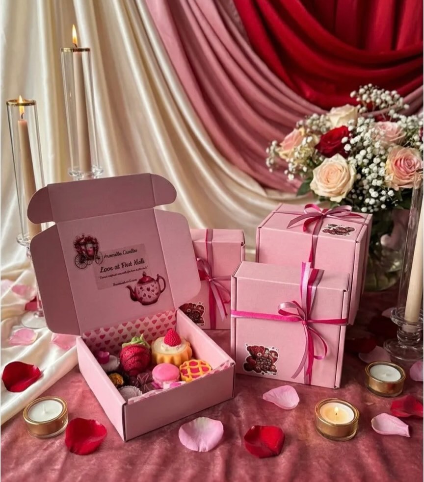 Love with the First Melt 💕

Υπάρχει έρωτας με την πρώτη ματιά…
και μετά υπάρχει έρωτας με το πρώτο λιώσιμο.

Το Love with the First Melt είναι ένα Valentine’s wax melts box αφιερωμένο στις μικρές, γλυκές στιγμές που κάνουν την καρδιά να λιώνει. Ένα κουτί γεμάτο αρώματα, υφές και αναμνήσεις, φτιαγμένο για να ξυπνά όλες τις αισθήσεις.

Στο εσωτερικό του θα βρεις 12 απομιμήσεις γλυκών, σχεδιασμένες στο χέρι, τόσο ρεαλιστικές που μοιάζουν έτοιμες για βιτρίνα ζαχαροπλαστείου — αλλά φτιαγμένες αποκλειστικά για να λιώσουν και να γεμίσουν τον χώρο άρωμα. Κάθε wax melt κρύβει ένα διαφορετικό άρωμα, συνολικά 12 μοναδικά gourmand blends, εμπνευσμένα από σοκολατένιους πειρασμούς, βανίλια, φρούτα, κρέμες και γλυκές αγκαλιές.

Από βελούδινη σοκολάτα και ζεστή καραμέλα, μέχρι φράουλα με σαντιγί και βανίλια που θυμίζει σπίτι — κάθε melt είναι μια μικρή ιστορία αγάπης. Μπορείς να τα λιώσεις ένα-ένα ή να τα συνδυάσεις, δημιουργώντας το δικό σου signature άρωμα.

Είναι το τέλειο δώρο για τον άνθρωπό σου.
Ή για εσένα. Γιατί η αγάπη δεν χρειάζεται πάντα αφορμή.

💝 Χειροποίητο
🕯️ Φυτικό κερί
🍰 12 γλυκές απομιμήσεις
🌸 12 διαφορετικά αρώματα

Love with the First Melt — γιατί μερικές φορές, η αγάπη… λιώνει πρώτα.❤️‍🔥🤍#lovewiththefirstmelt
#valentinesgift
#valentinesday
#valentinesvibes