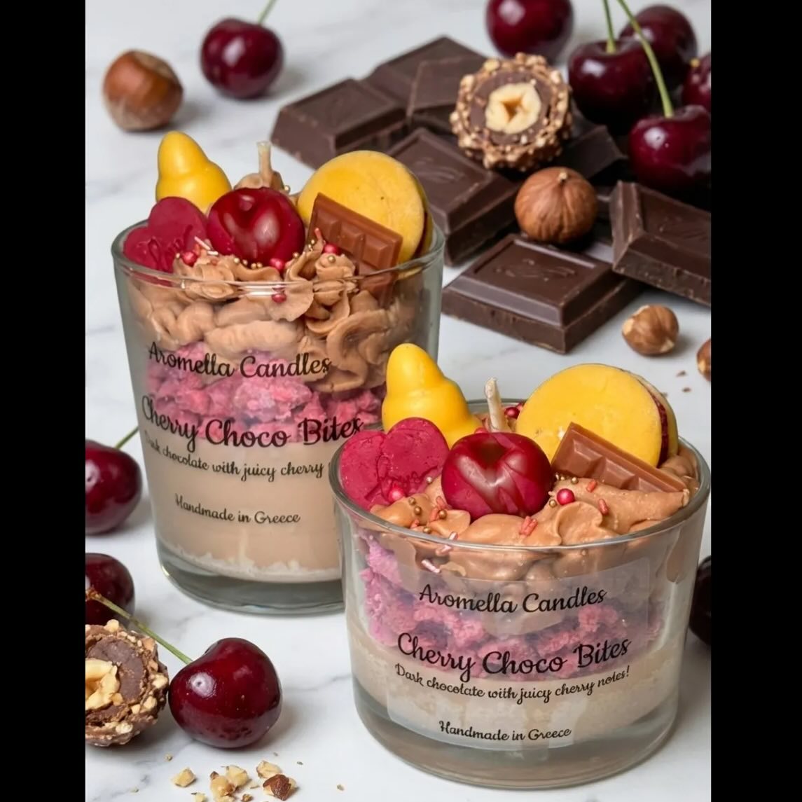 Το Cherry Choco Bites είναι ένας απολαυστικός συνδυασμός πλούσιας σοκολάτας και ζουμερού βύσσινου που δημιουργεί ένα άρωμα βαθύ, γλυκό και ελαφρώς παιχνιδιάρικο. Από το πρώτο άναμμα, ο χώρος γεμίζει με τη βελούδινη αίσθηση σοκολάτας που αγκαλιάζεται από τη φρουτένια οξύτητα του βύσσινου, προσφέροντας μια ισορροπημένη και απολύτως εθιστική εμπειρία.

Το άρωμα θυμίζει σοκολατάκια με γέμιση βύσσινο, κομψά και απολαυστικά, ιδανικά για όσους αγαπούν τα γλυκά αλλά θέλουν κάτι λίγο πιο ιδιαίτερο. Δεν είναι υπερβολικά γλυκό· έχει χαρακτήρα, βάθος και μια αίσθηση πολυτέλειας που το κάνει ξεχωριστό.

Κατασκευασμένο από φυτικό κερί υψηλής ποιότητας, καίγεται αργά και καθαρά, απελευθερώνοντας το άρωμα σταδιακά χωρίς να βαραίνει την ατμόσφαιρα. Είναι ιδανικό για βραδινές ώρες, χαλαρές στιγμές ή για να δημιουργήσεις έναν αισθησιακό και cozy χώρο.

Το Cherry Choco Bites είναι ένα κερί που συνδυάζει γλυκύτητα και φρεσκάδα, αφήνοντας πίσω του μια αίσθηση απόλαυσης που διαρκεί.

#soycandles #handmade #smallbuisness #madeingreece🇬🇷 #candles